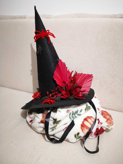 Pălărie roșie de vrăjitoare  – decor dramatic Halloween