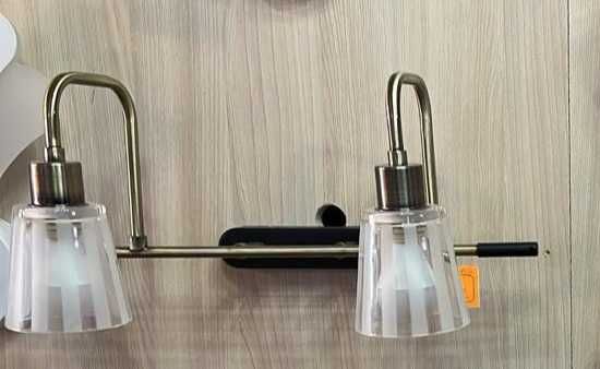 Продается люстра трехрожковая. Бра.