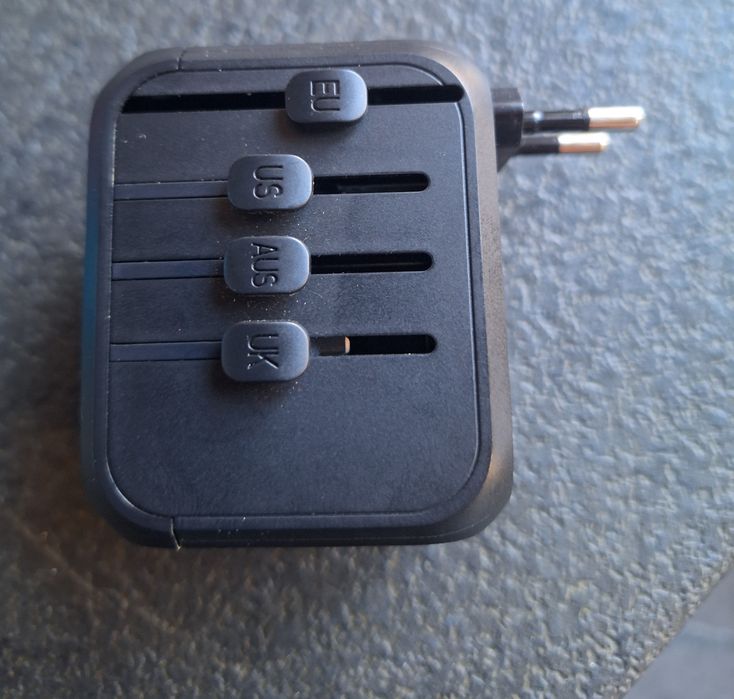 Универсално зарядно устржйство