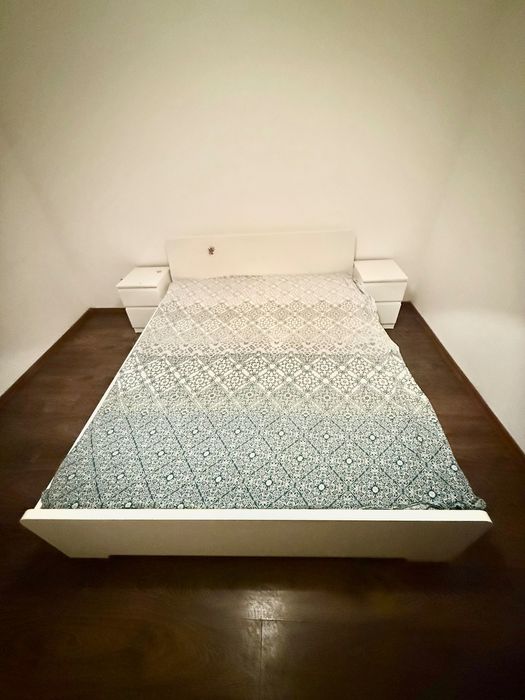 Pat 160/200 cu saltea și set noptiere