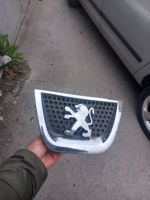 Емблема в предна броня за пежо 3008