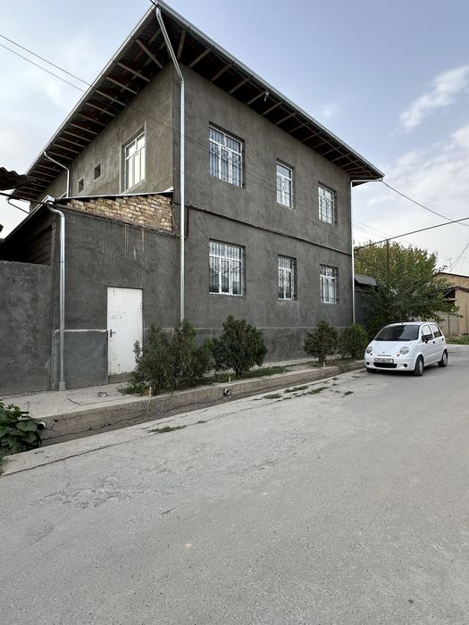 Келесда йул юзида уй сотилади. Угловой. 4 сотих. 450 кв.