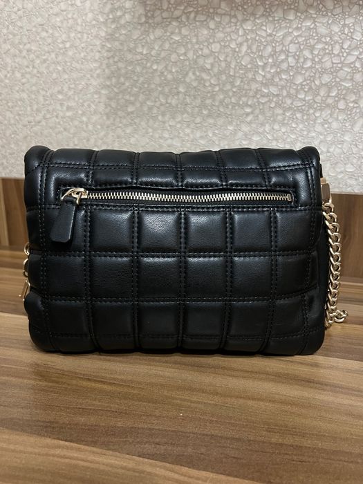 Чанта черна Guess