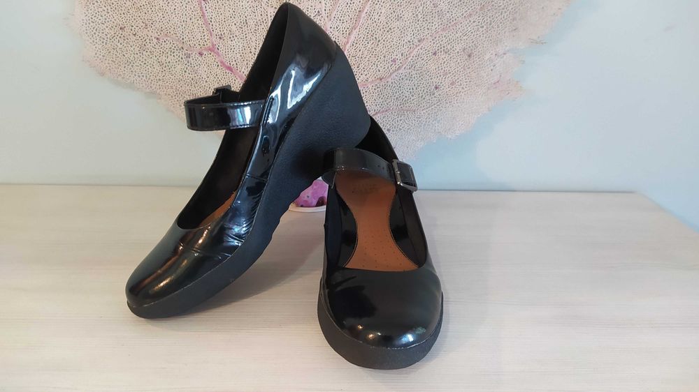 CLARKS черни, лачени – на платформа, № 40
