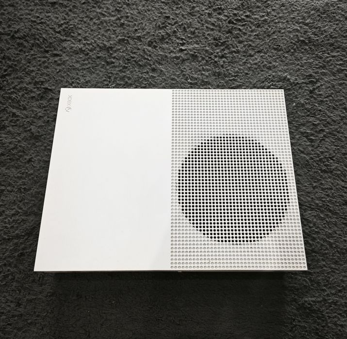 XBOX One S 1TB без джойстик