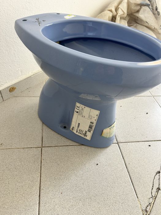 Тоалетна чиния с долно оттичане в син цвят