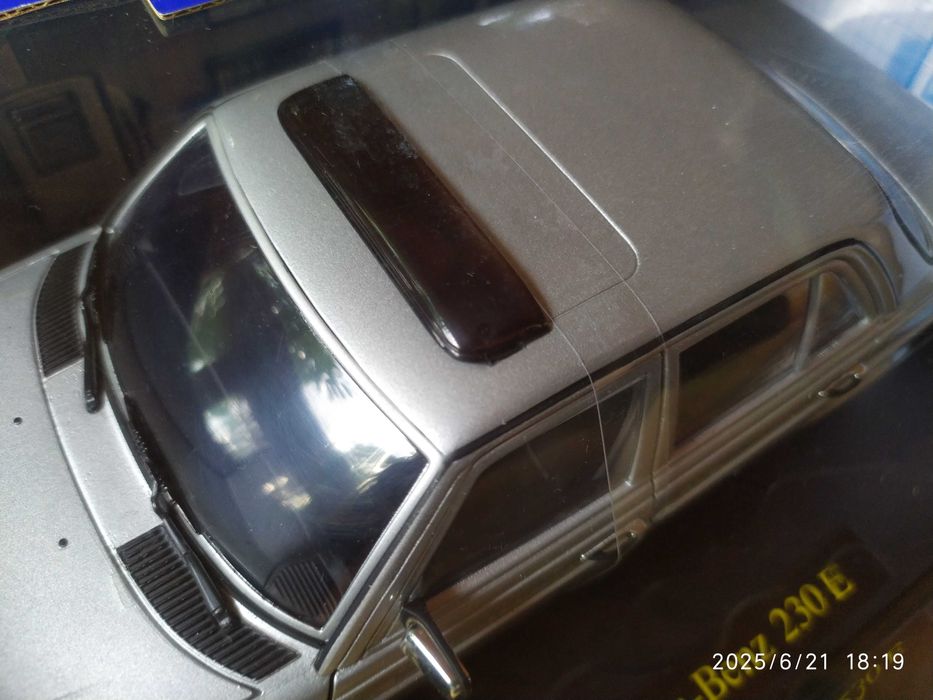 1:18 Метален модел на Mercedes Benz 230 E W123 Revell