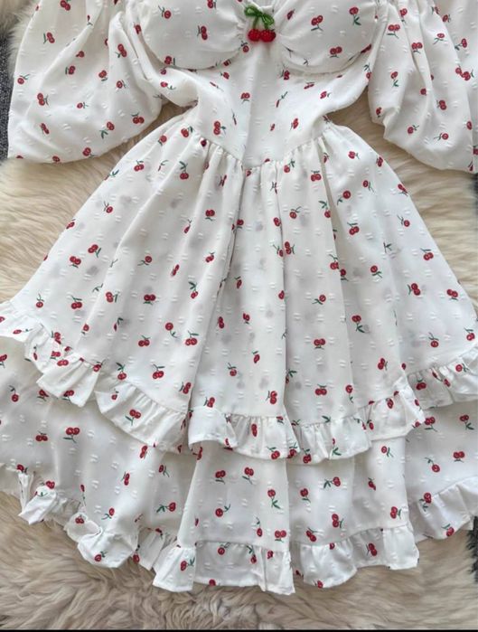 Летнее платье с вишенками