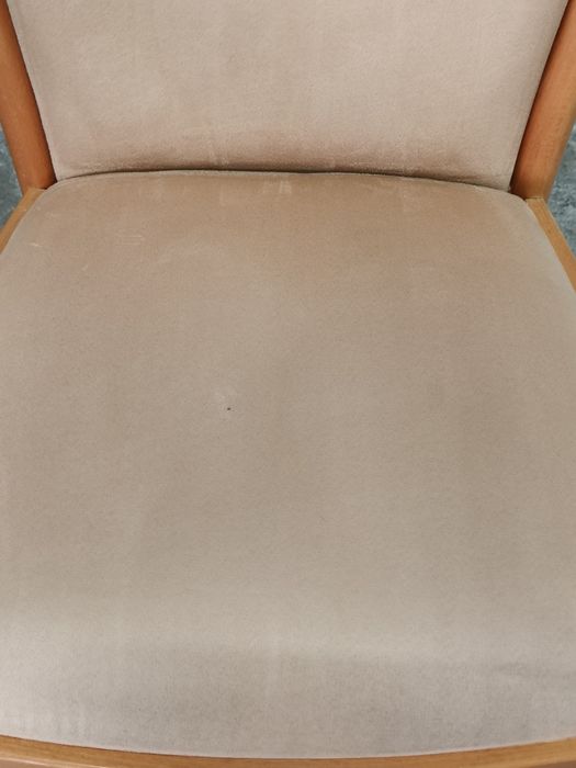 Четири трапезни стола с подлакътници и велурена дамаска