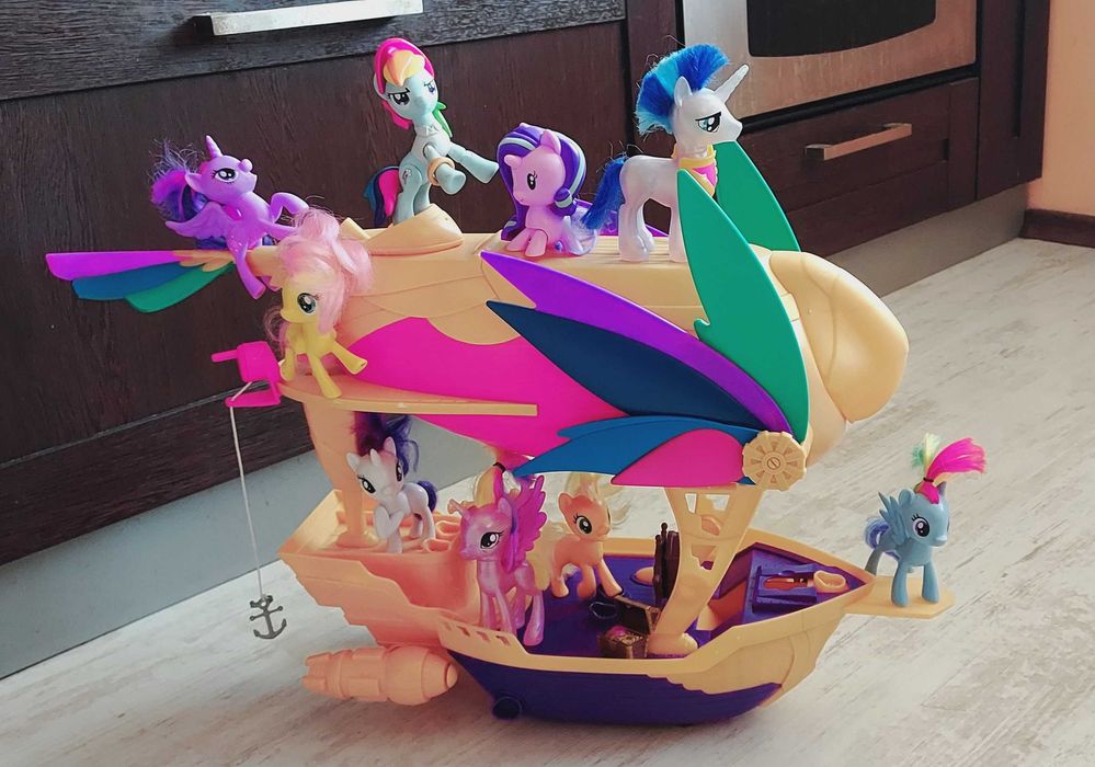 Кораб Rainbow dash и включени допълнително понита