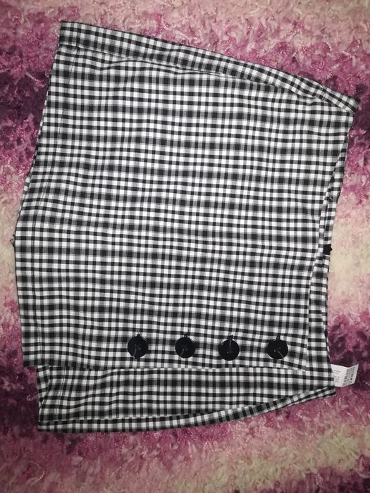 Pantaloni scurți mărimea 36, noi fără eticheta Bershka