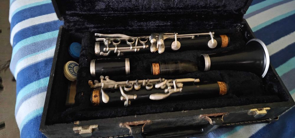 Clarinet negru in cutie transport