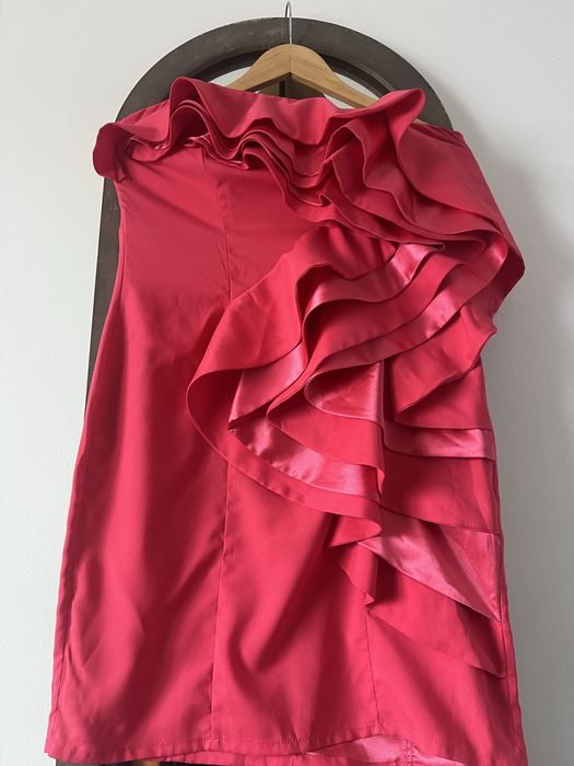 Rochita de seara, super eleganta cu volane alternante cu roz lucios, de la Lipsy London, marimea M