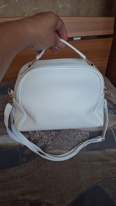 Дамска чанта,бяла,намалена на 15 €