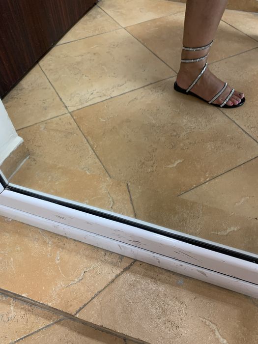 Чисто нови сандали 38 номер с камъни, увиващи се около крака с кутия