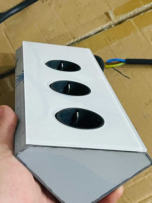 Priza tripla triunghiulară WIPO Power Eck G 41910102200 din oțel inoxidabil, sticlă albă, 3 prize Schuko