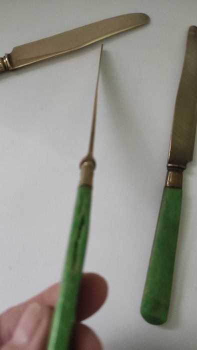 Десертни прибори от месинг с перленозелена бакелитова дръжка