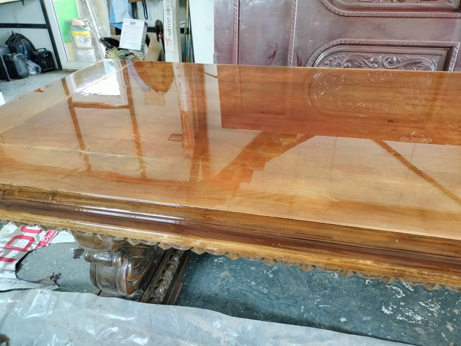 Vând masa și poartă sculptată din lemn masiv.