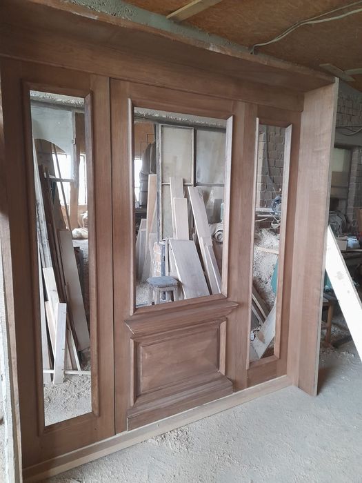 Vand usa lemn  masiv făcută la comanda