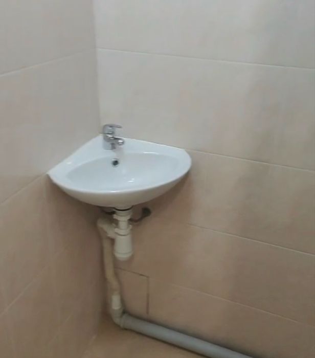 Б/у раковина маленькая в туалет
