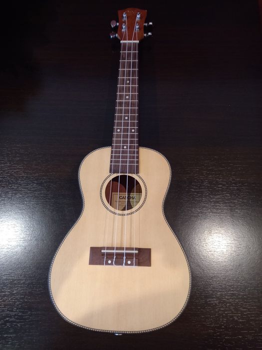 Vând ukulele cascha  folosita foarte puțin