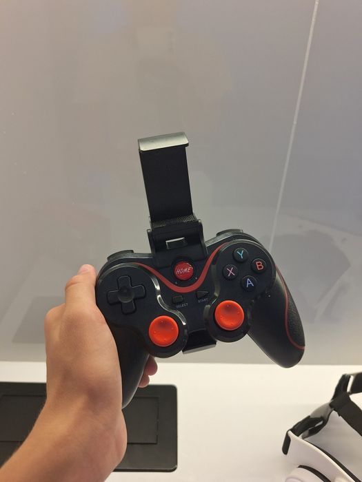 Продам VR очки с джойстикам