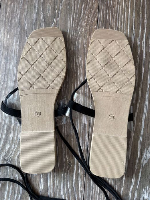 Равни сандали Zara със силиконова лента,връзване около глезена