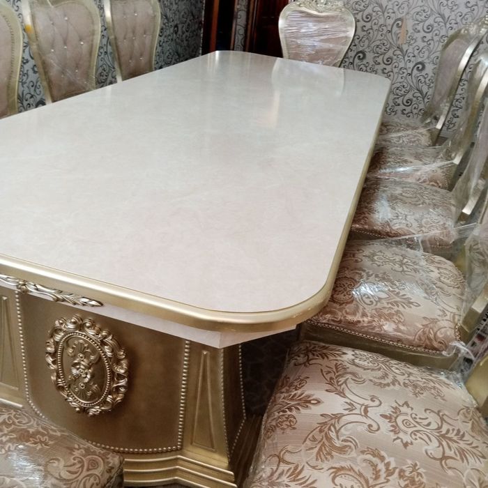 Hashamtli klassik stol va 11 ta stul