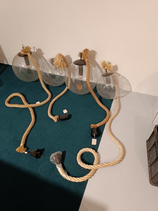 Lampă scandinavă suspendată cu glob de sticlă