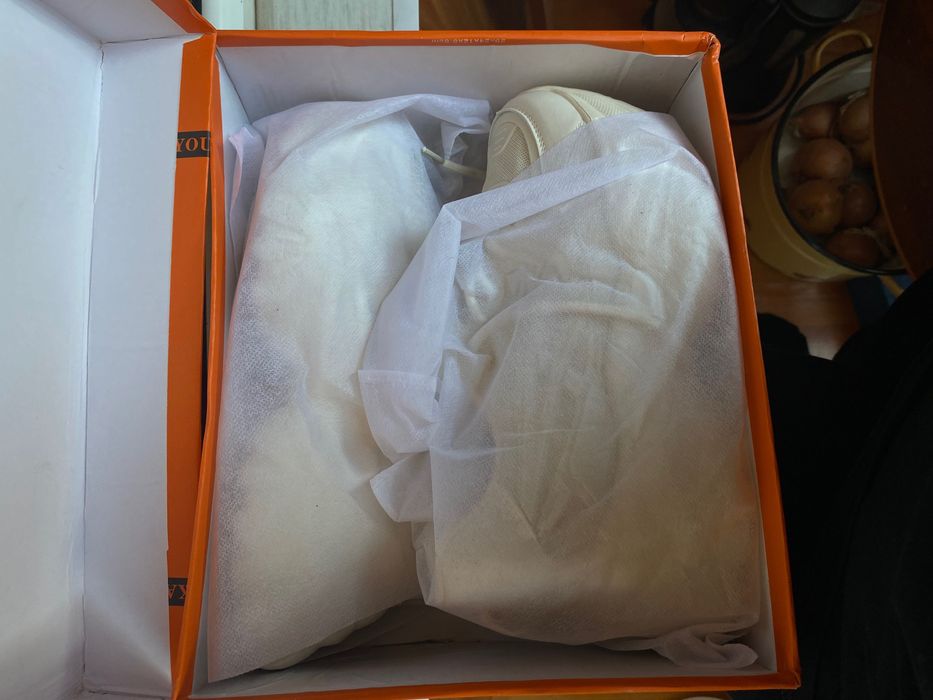 Белые кроссовки . Новые.