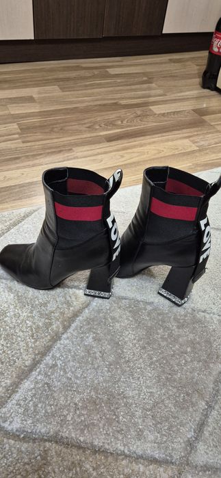 Продавам луксозни дамски боти