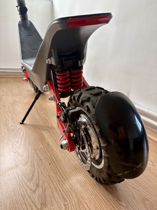 Trotinetă electrică ISEN X10 – 40 km/h, autonomie până la 100 km - ca NOUĂ