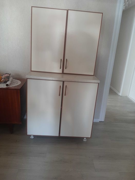 Кухоный шкаф , стол