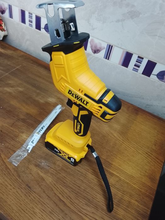 Fierăstrău sabie DeWalt cu o baterie de 6a Nou
