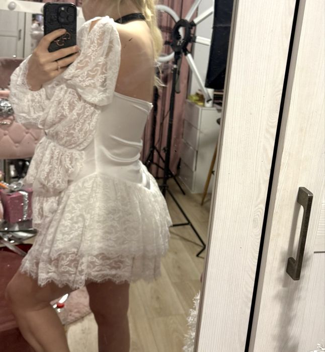 Бяла дантелвна рокля