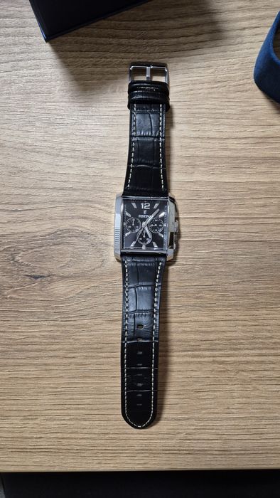 Продавам мъжки елегантен часовник Festina