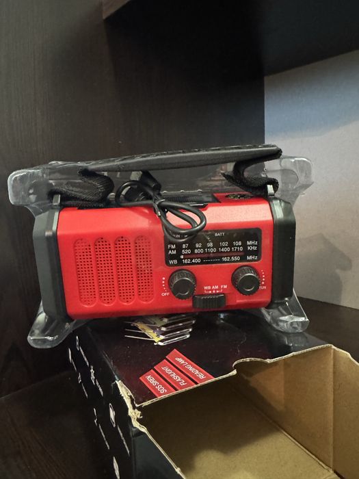 Преносимо радио със слънчева енергия, фенерче и лампа за четене…