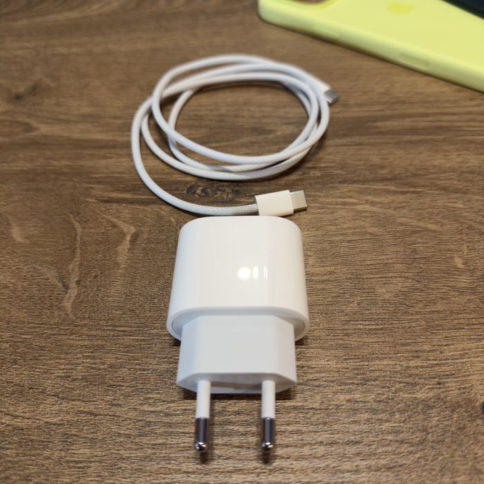 iPhone 17 Pro Max 256GB Deep Blue + оригинални калъфи и аксесоари