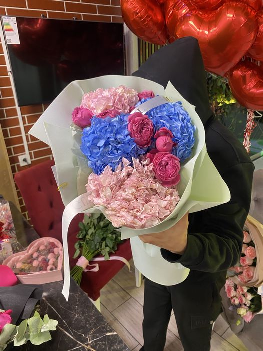 Цветы свежие.