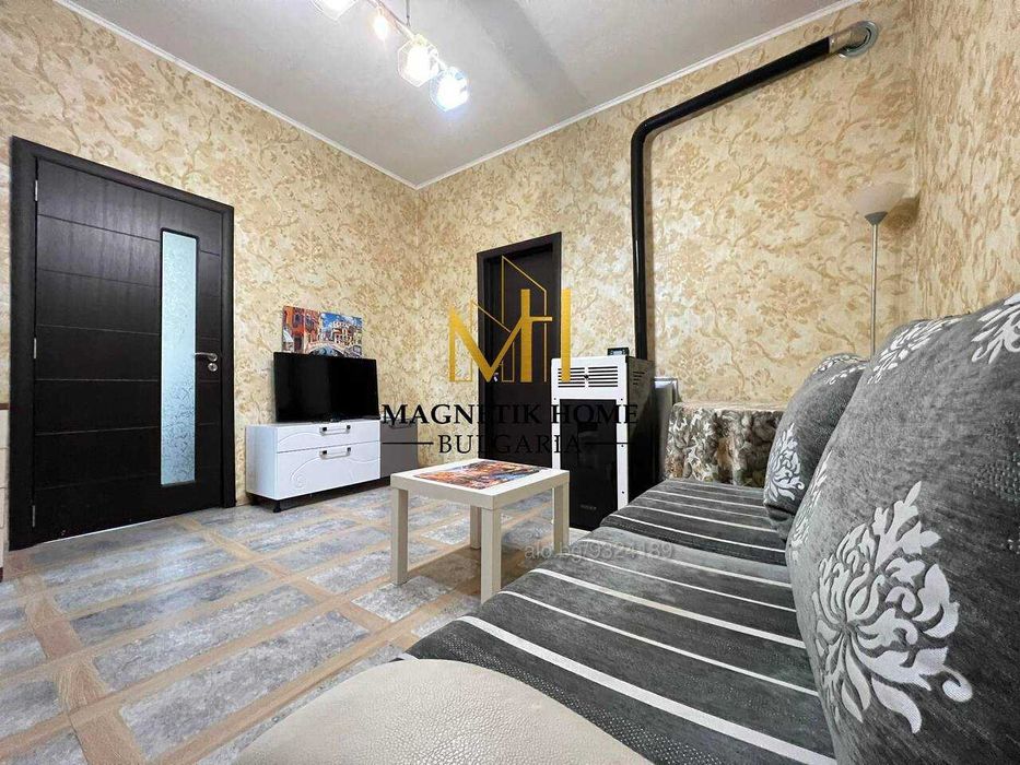 Приветлив четиристаен етаж от къща с частен двор до морската градина