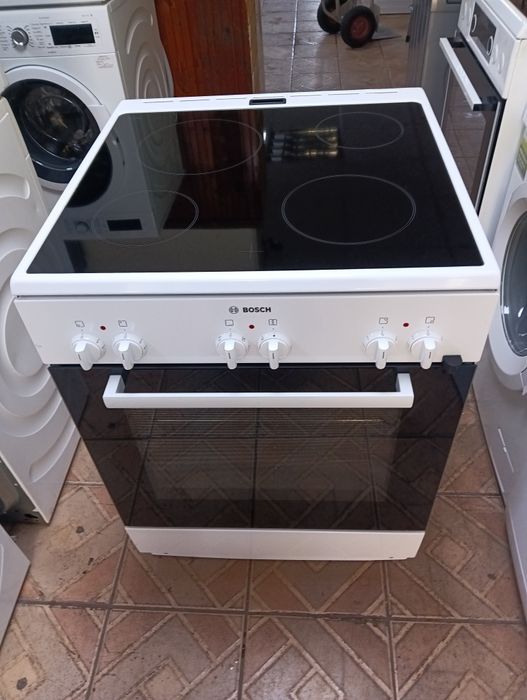 Свободно стояща печка с керамичен плот Бош Bosch с 2 години гаранция!