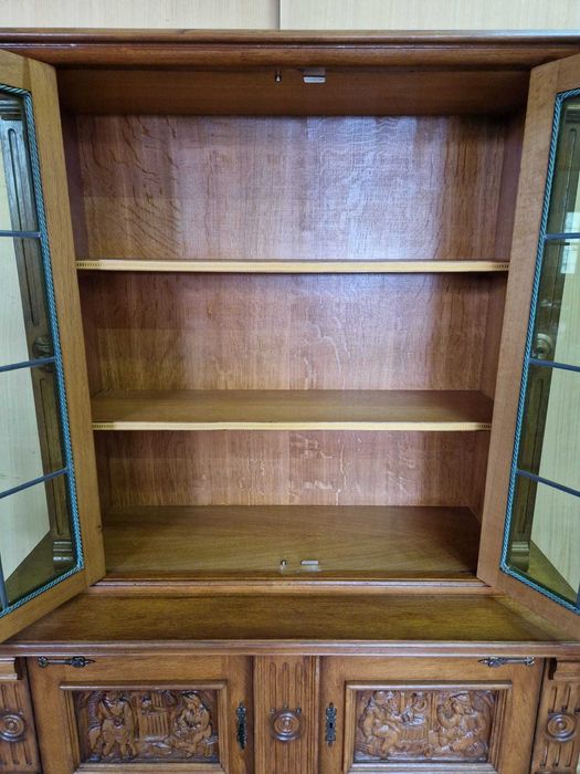 Дъбова витрина с ръчна дърворезба метален обков и цветен оловен витраж