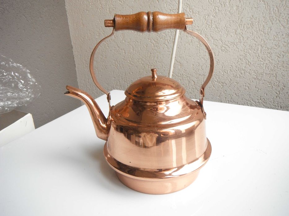 Голямо медно котле и чайник от мед с дървена дръжка