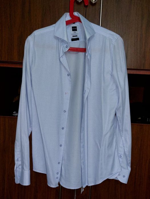 Продаю классическую рубашку для мужчин на учёбу или работу