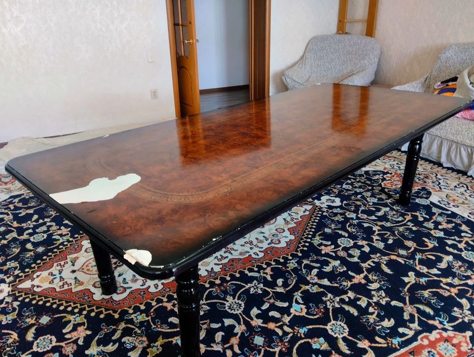Продается стол в гостинную