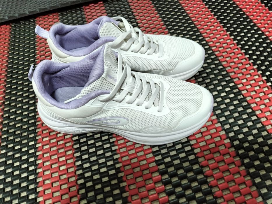 Срочно продам кроссовки