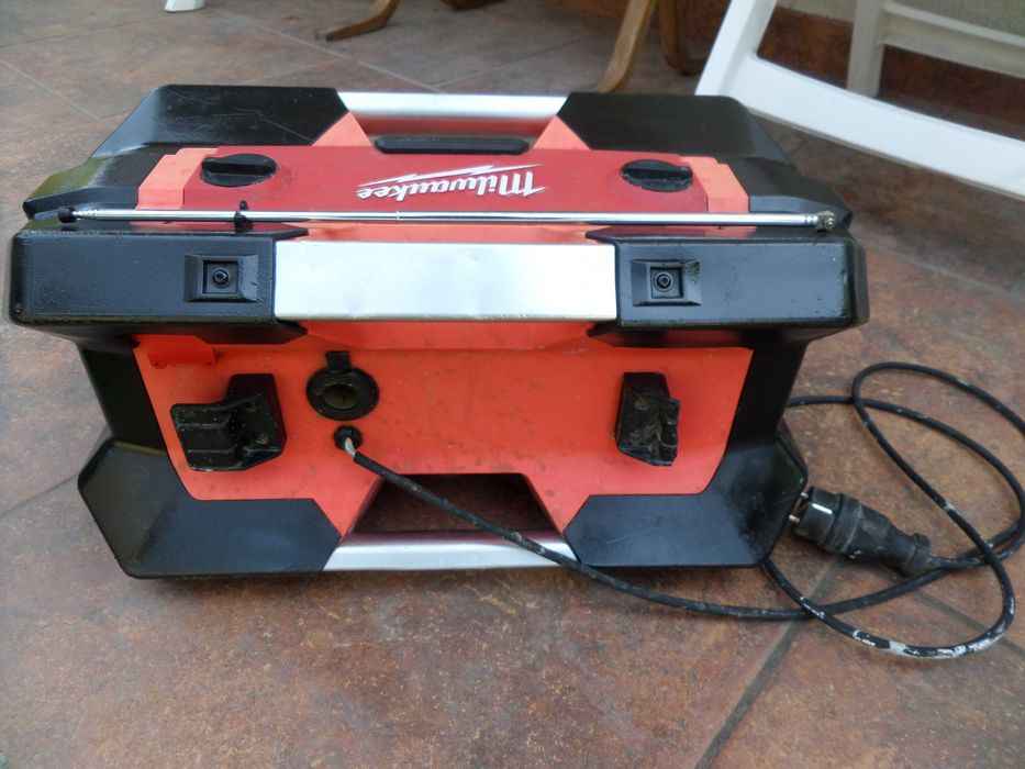 Radio santier Milwaukee C12-28 DCR perfect functional pe acumulatori si la priza