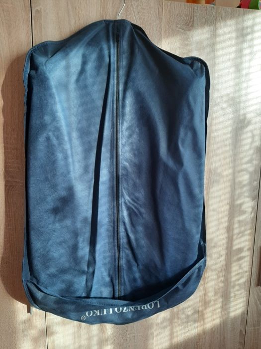 Официален мъжки костюм.