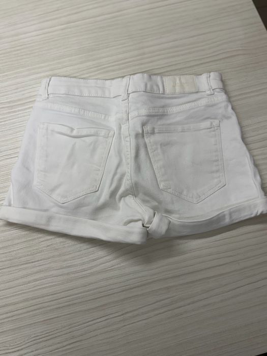 Pantaloni scurti Bershka marimea 36/S