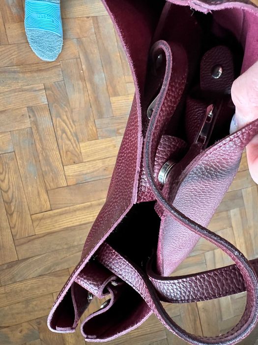 Дамска чанта бордо с вътрешна малка чантичка, която може да се изважда